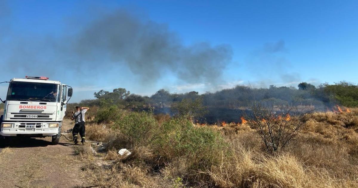 Voraces incendios de pastizales en Selva y Sumampa causan pnico