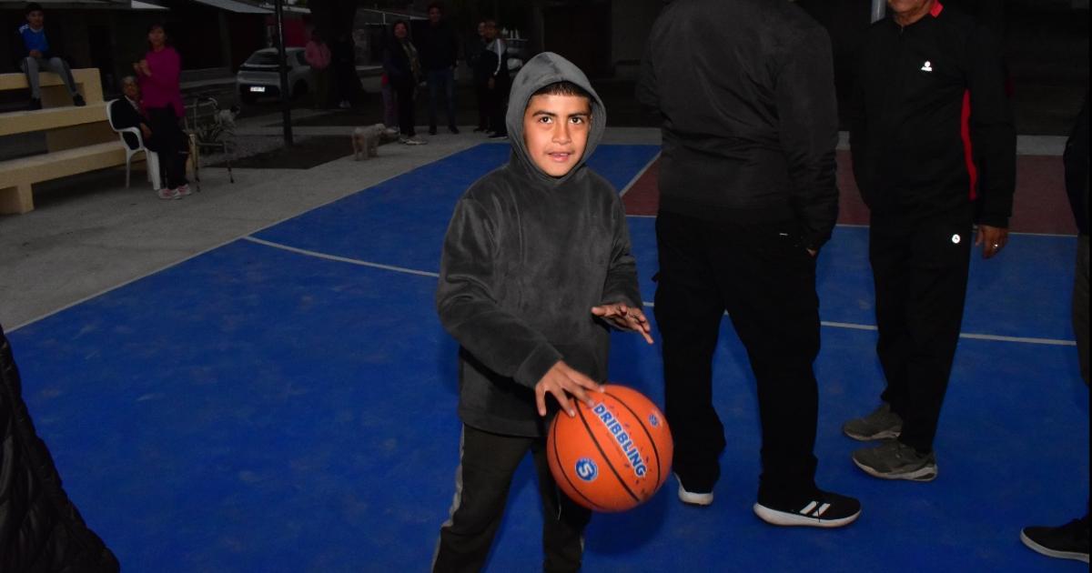 Inauguran otra plazoleta deportiva en un barrio de Fernaacutendez