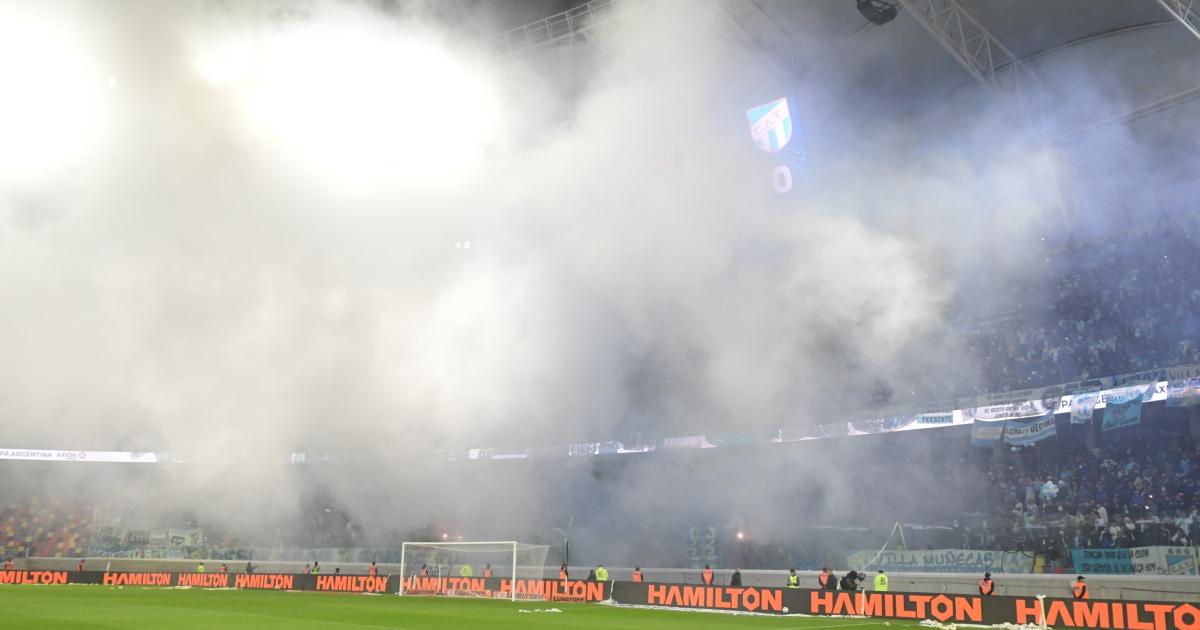 La gente copoacute el Estadio Uacutenico Madre de Ciudades pese a la intensa llovizna