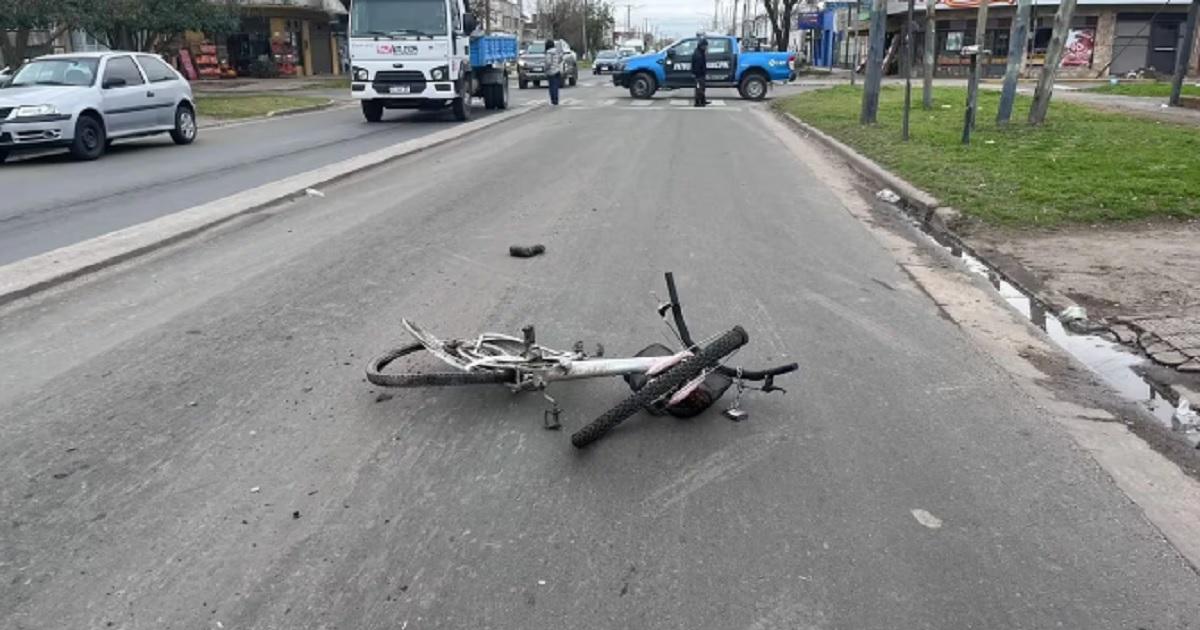 Un ciclista murioacute atropellado por un camioacuten y el conductor se dio a la fuga