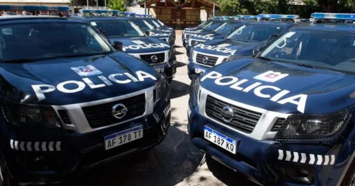 Le pesoacute el uniforme- joven policiacutea entregoacute su arma su chaleco y fue desafectado por estreacutes
