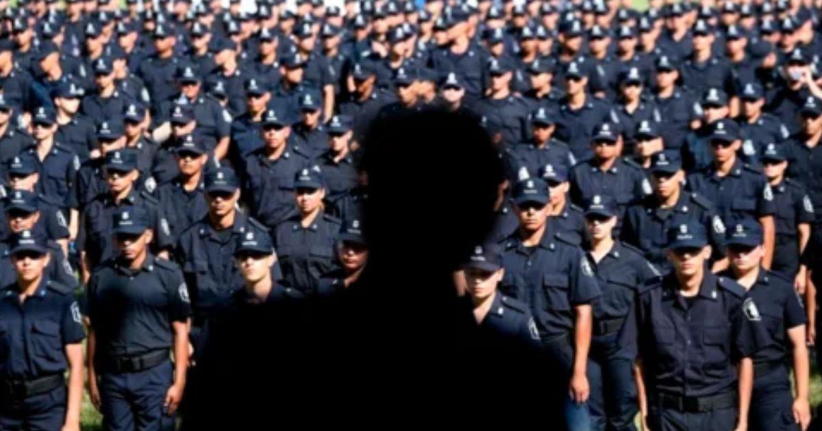 Desplazaron a 24 oficiales de la Policiacutea Bonaerense tras acusarlos de militar por un candidato libertario