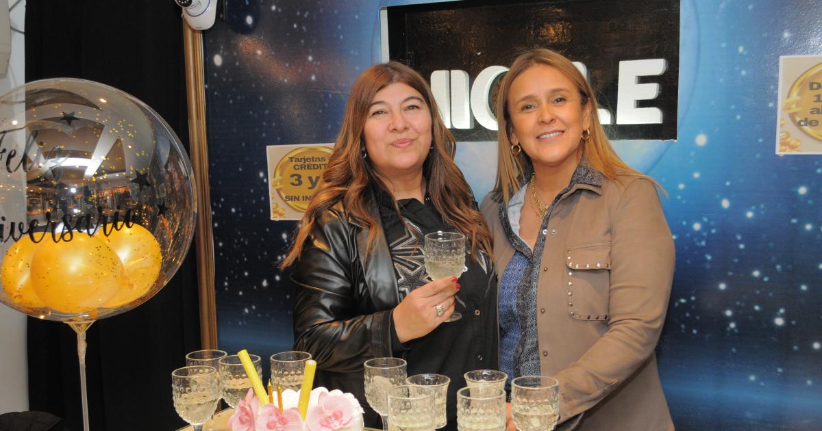 UN FESTEJO POR EL EacuteXITO 