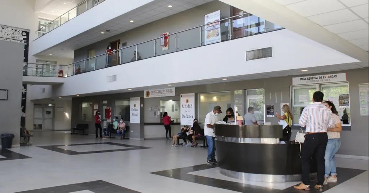 Una patota agredioacute a un joven discapacitado su madre debioacute intervenir para defenderlo