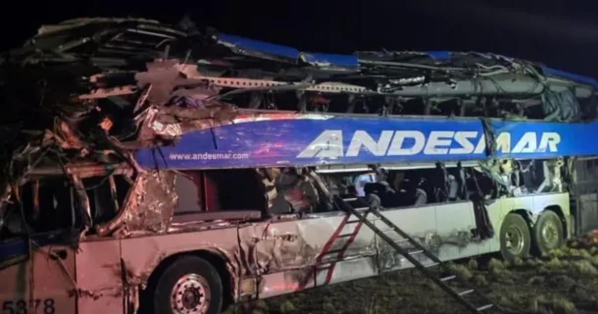 Madrugada fatal- cuatro muertos y al menos 20 heridos tras un choque entre un camioacuten y colectivo