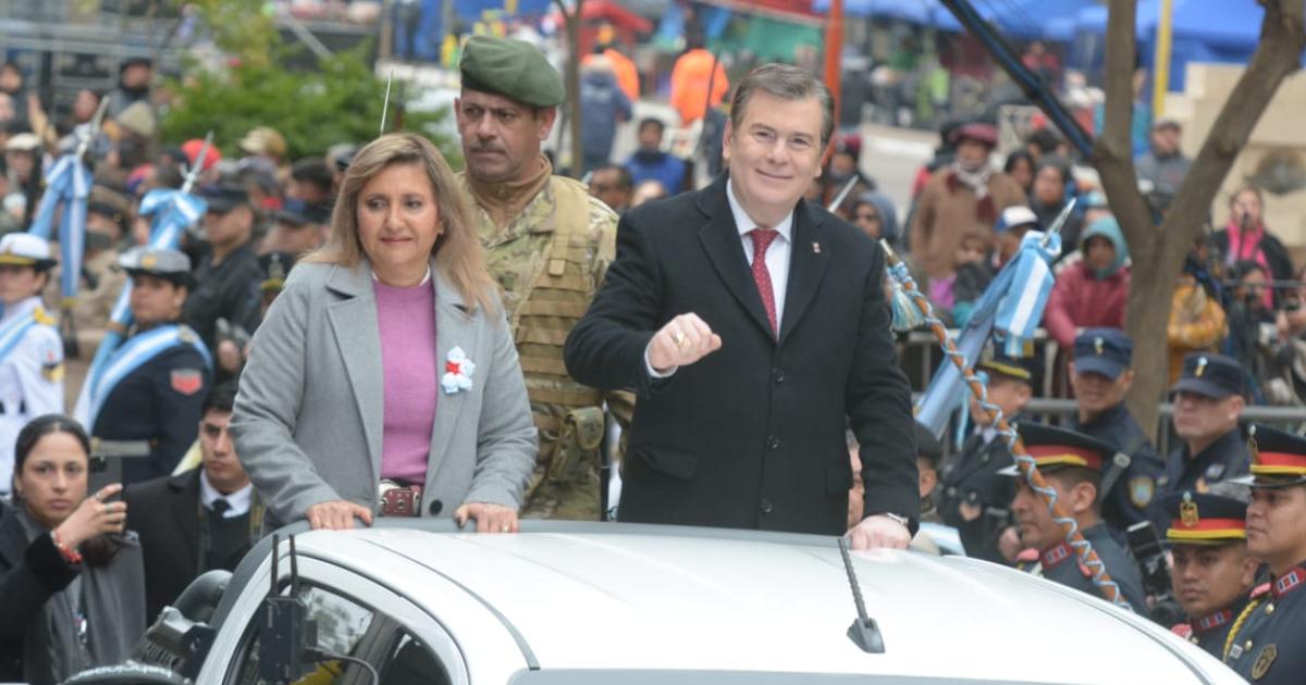 VIDEO  Asiacute se vivioacute el acto oficial por los 472 antildeos de la Madre de Ciudades con el tradicional desfile ciacutevico militar