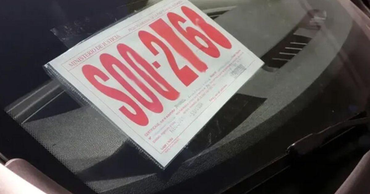 Las chapas patentes eran realizadas por la Casa de la Moneda pero ahora el Ejecutivo autorizó a una empresa privada