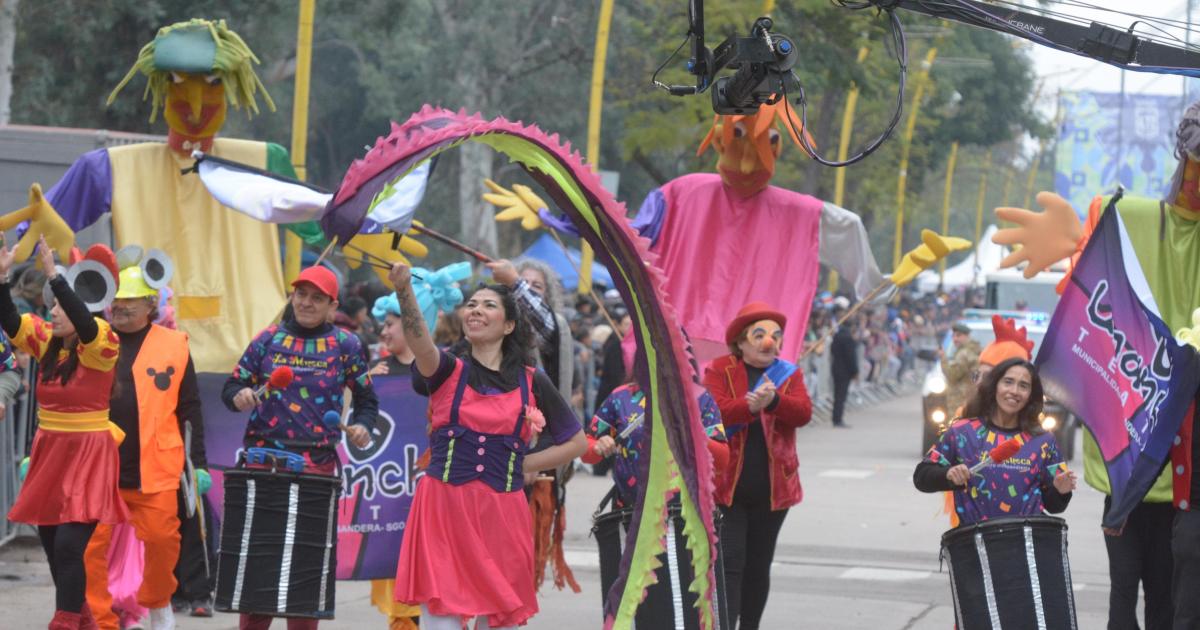 FOTOS  472ordm Aniversario de Santiago del Estero- las mejores imaacutegenes del desfile ciacutevico militar