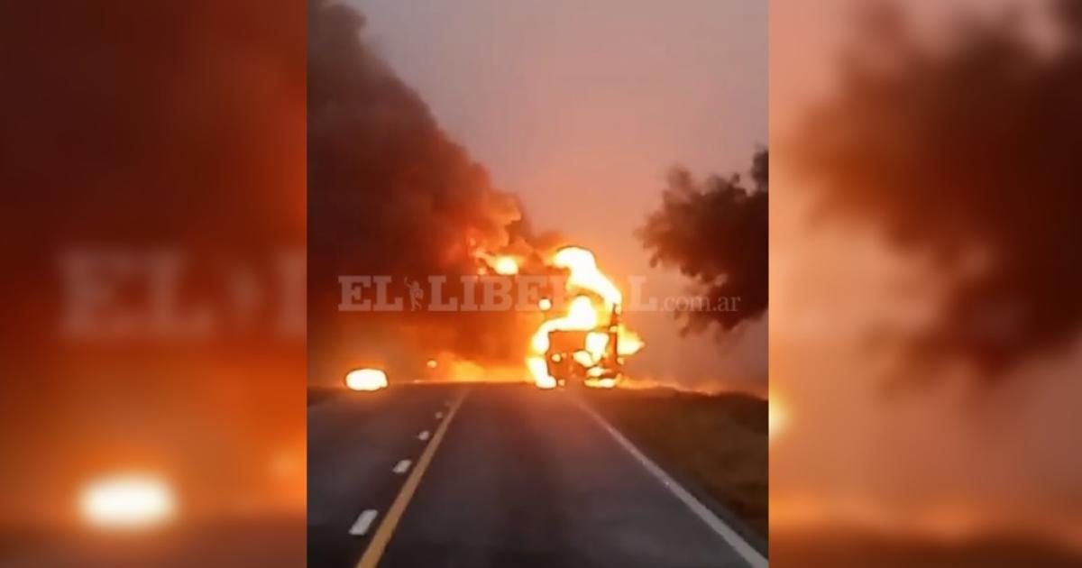 TERRIBLE VIDEO  Pudo ser tragedia- se prendioacute fuego un colectivo de larga distancia cuando viajaba hacia Santiago del Estero