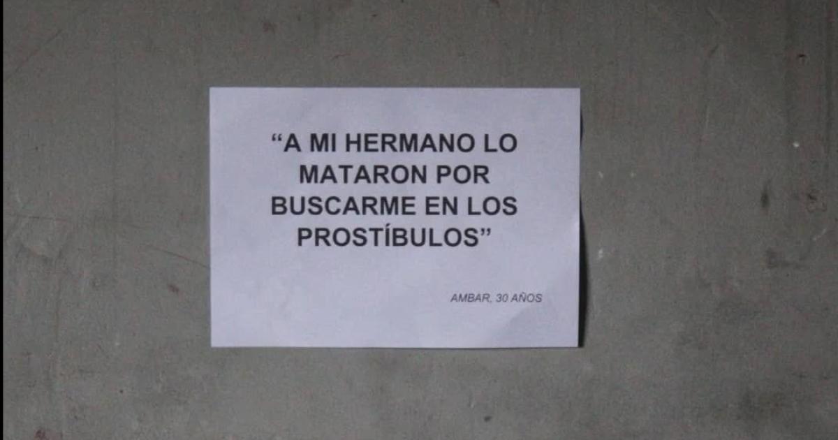 Imaacutegenes que gritan contra la trata de personas en un viejo edificio