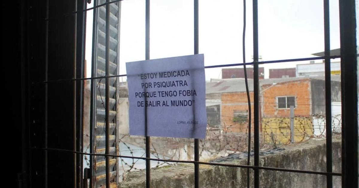 Imaacutegenes que gritan contra la trata de personas en un viejo edificio