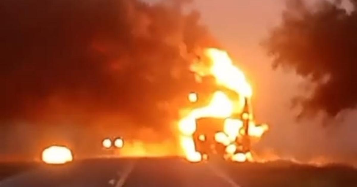 LLAMAS Y DESAZÓN- Los 35 pasajeros fueron descendidos al instante Mientras el fuego destructor causaba estragos en el transporte acudieron policías y bomberos An en medio del horror todas las personas resultaron ilesas