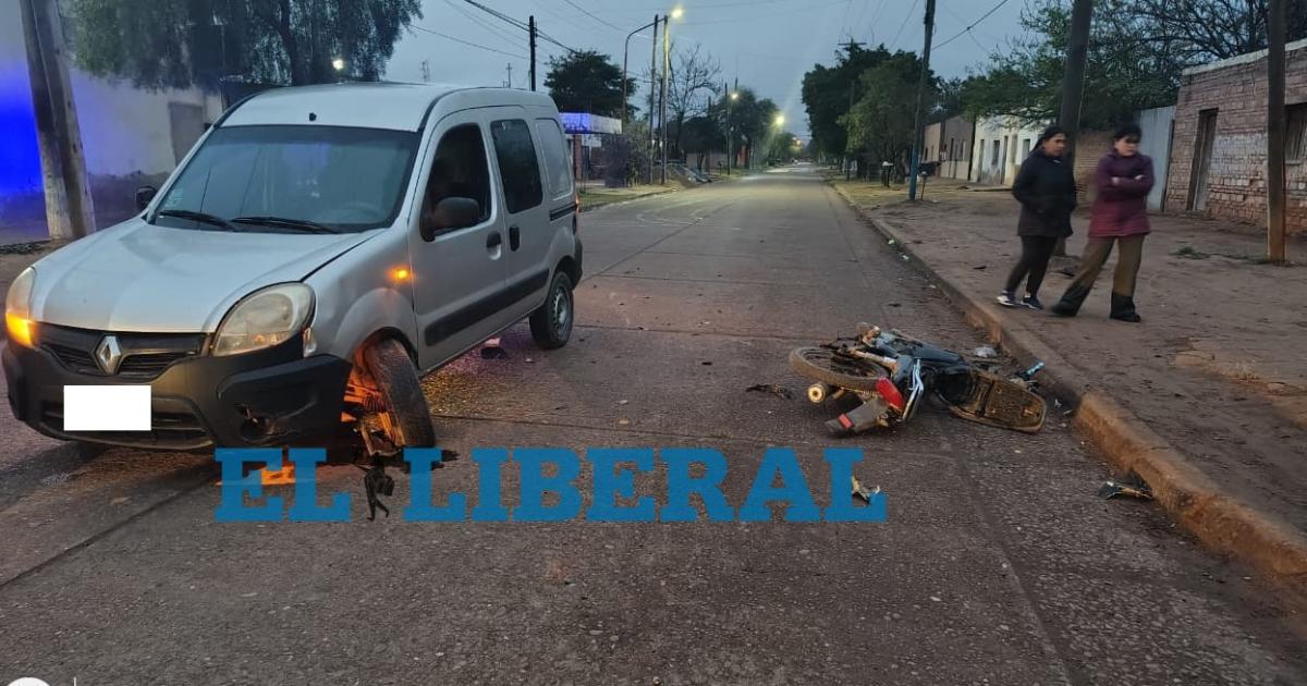 El conductor de la moto fue trasladado inconsciente al hospital local