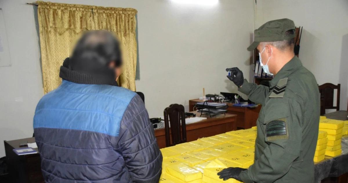 Gendarmes de Santiago secuestran mas de 80 kg de cocaína