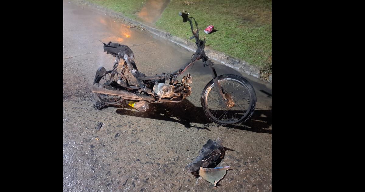 Colados provocan disturbios en una fiesta que terminó con violencia y una moto incendiada