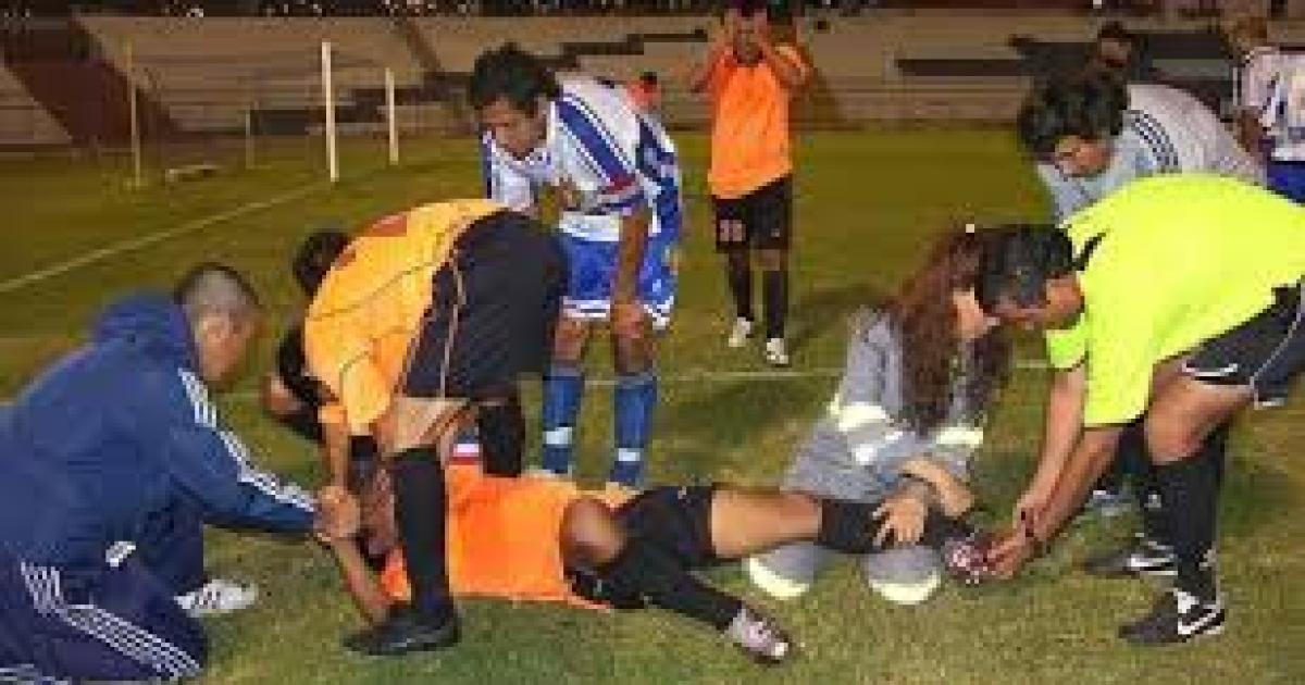Jugador de ftbol atacó a piñas al arbitro del partido