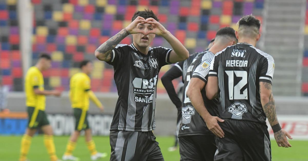 Central Coacuterdoba derrotoacute a Defensa en un partido vibrante en el Estadio Uacutenico