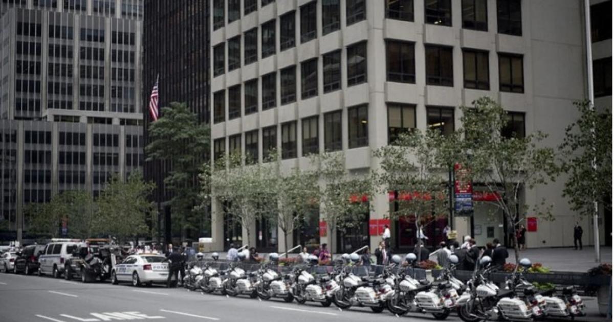 Alerta en Manhattan- agente de policiacutea baleado en un rascacielos de Park Avenue