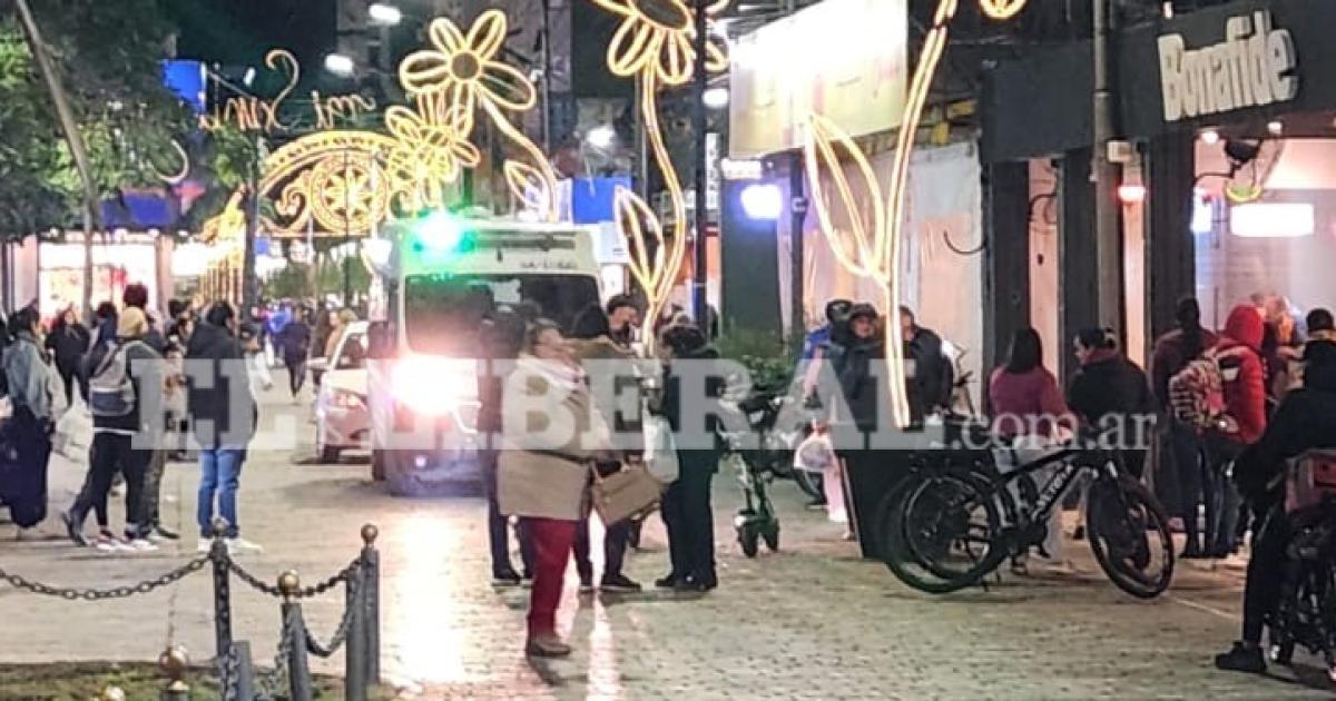 Conmocioacuten en el centro- una persona se descompensoacute y murioacute dentro de un conocido bar frente a la Plaza Libertad