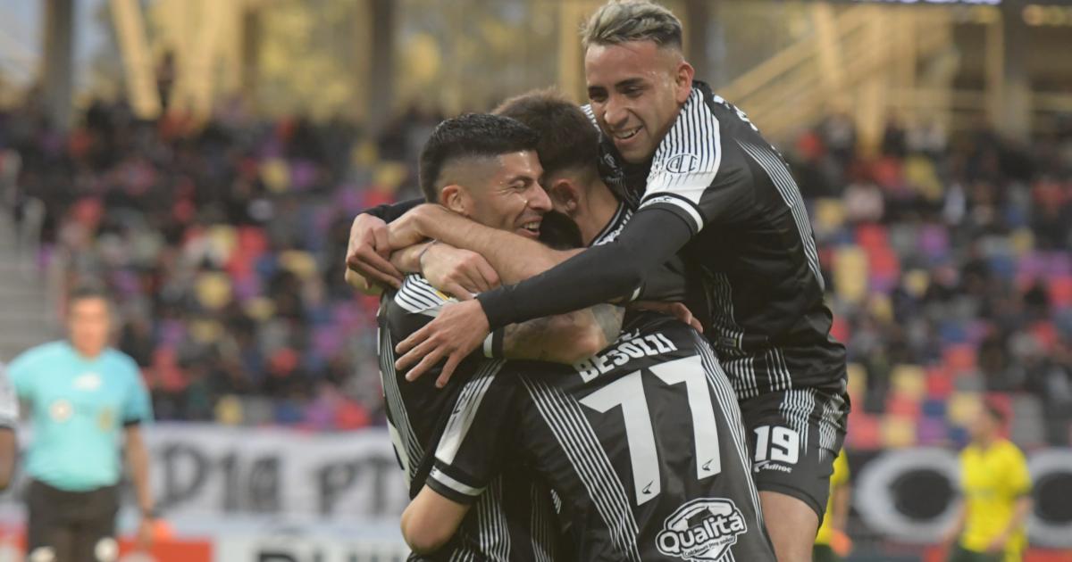 Central Coacuterdoba derrotoacute a Defensa en un partido vibrante en el Estadio Uacutenico