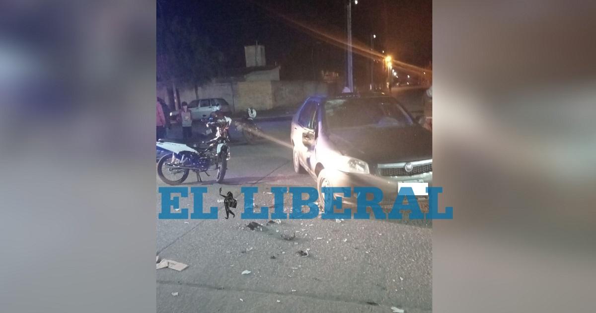 Siglo XXI- un adolescente sufrioacute fuertes lesiones tras chocar en moto contra un auto