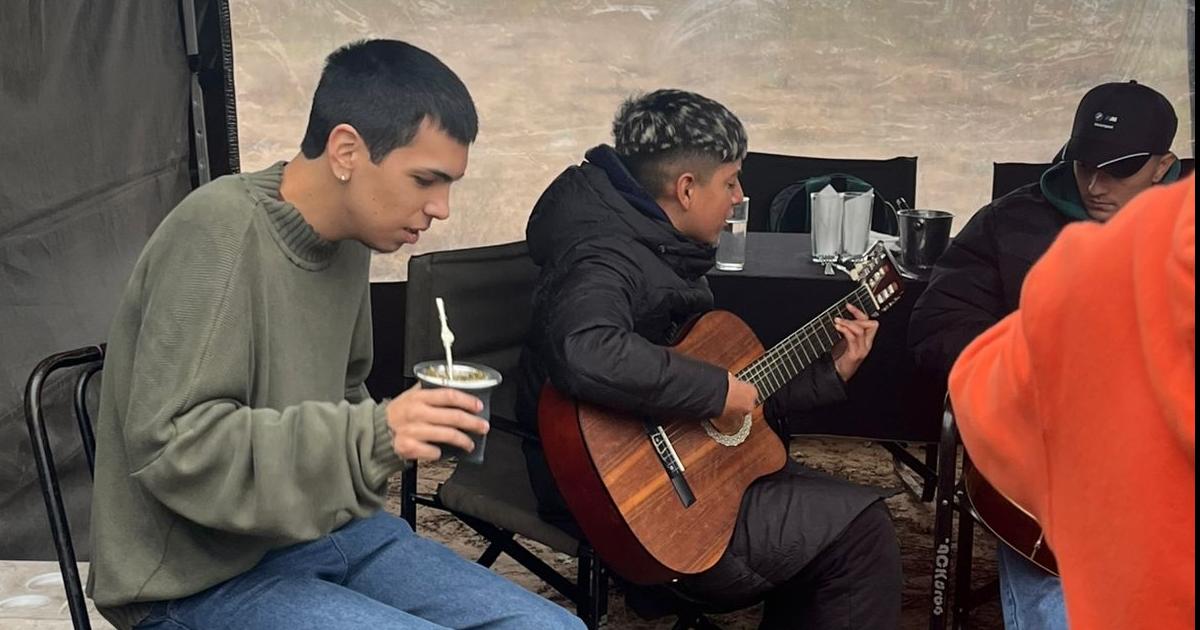 Placer Radamel deleitó a Milo J con su repertorio En la foto de abajo con su primera guitarra a los dos años