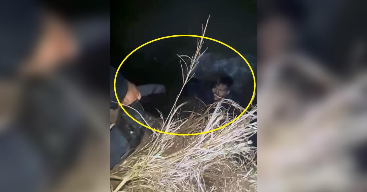 IMPACTANTE VIDEO  Un joven cayoacute a un canal en La Daacutersena y fue rescatado por la policiacutea