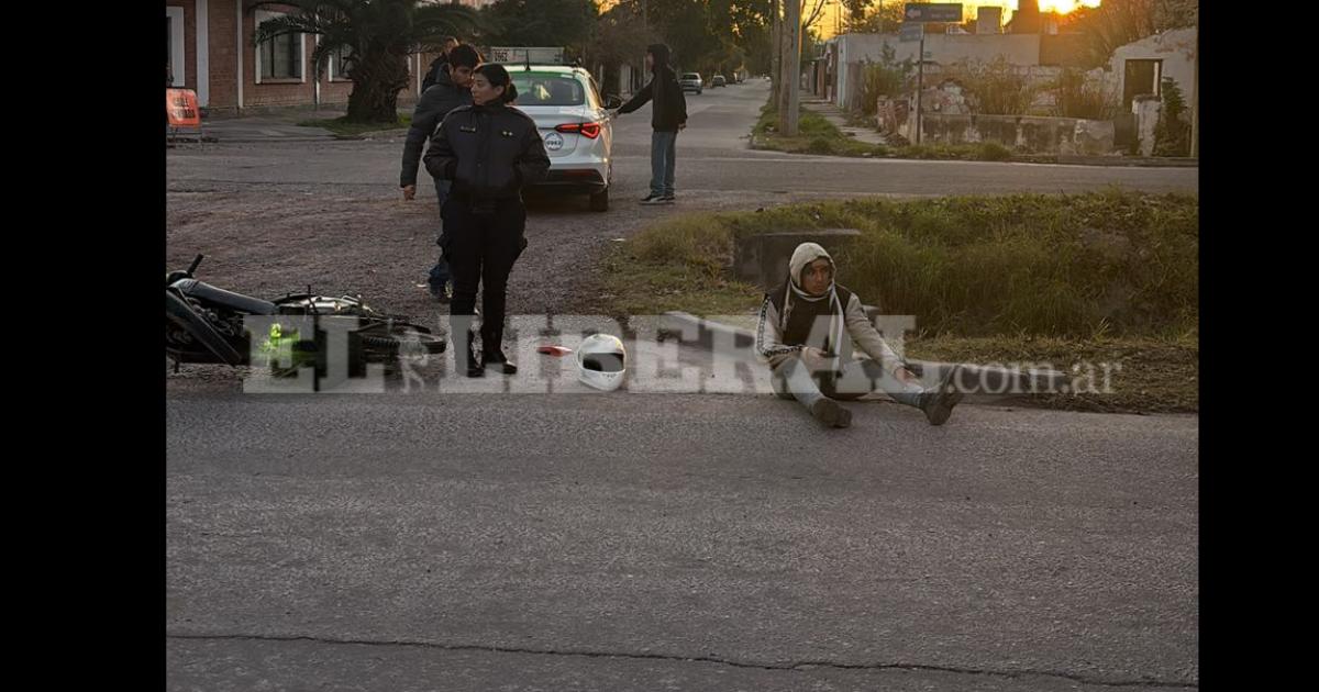 Fuerte choque en Bordm San Martiacuten- motociclista sufrioacute lesiones tras impactar con un remis