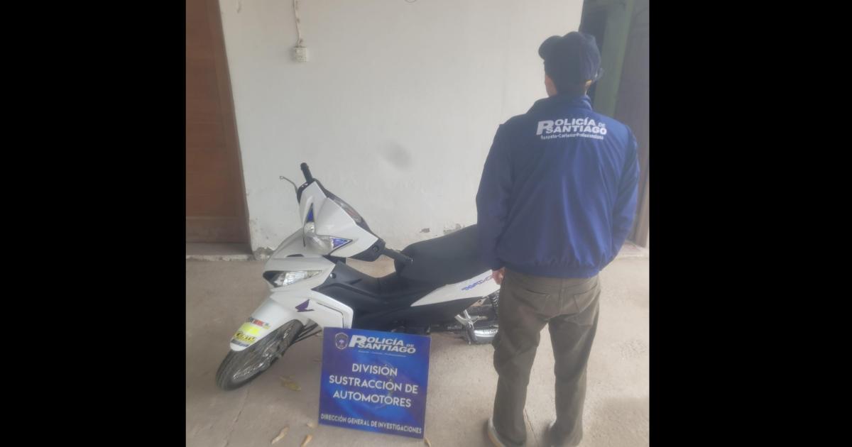 Moto robada en Buenos Aires reaparecioacute con patente falsa en pleno centro de Santiago del Estero