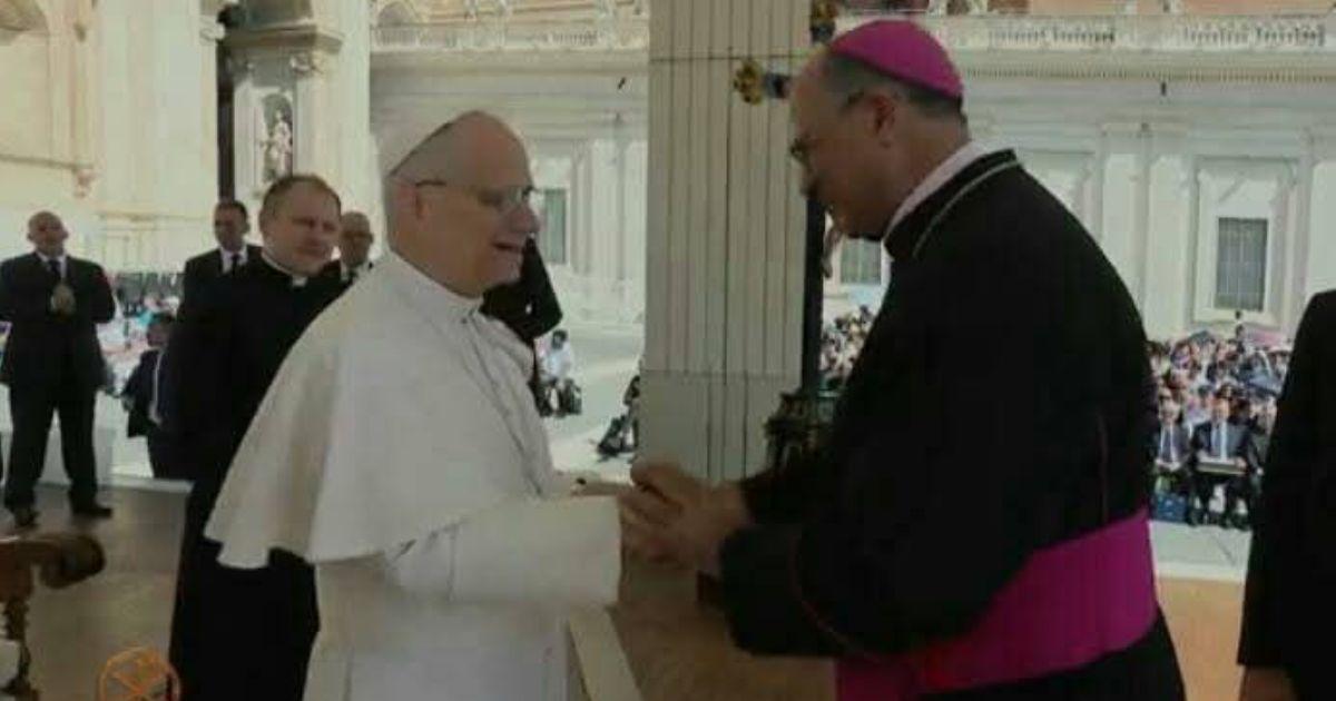 Monseñor José Luis Corral junto al papa León en El Vaticano