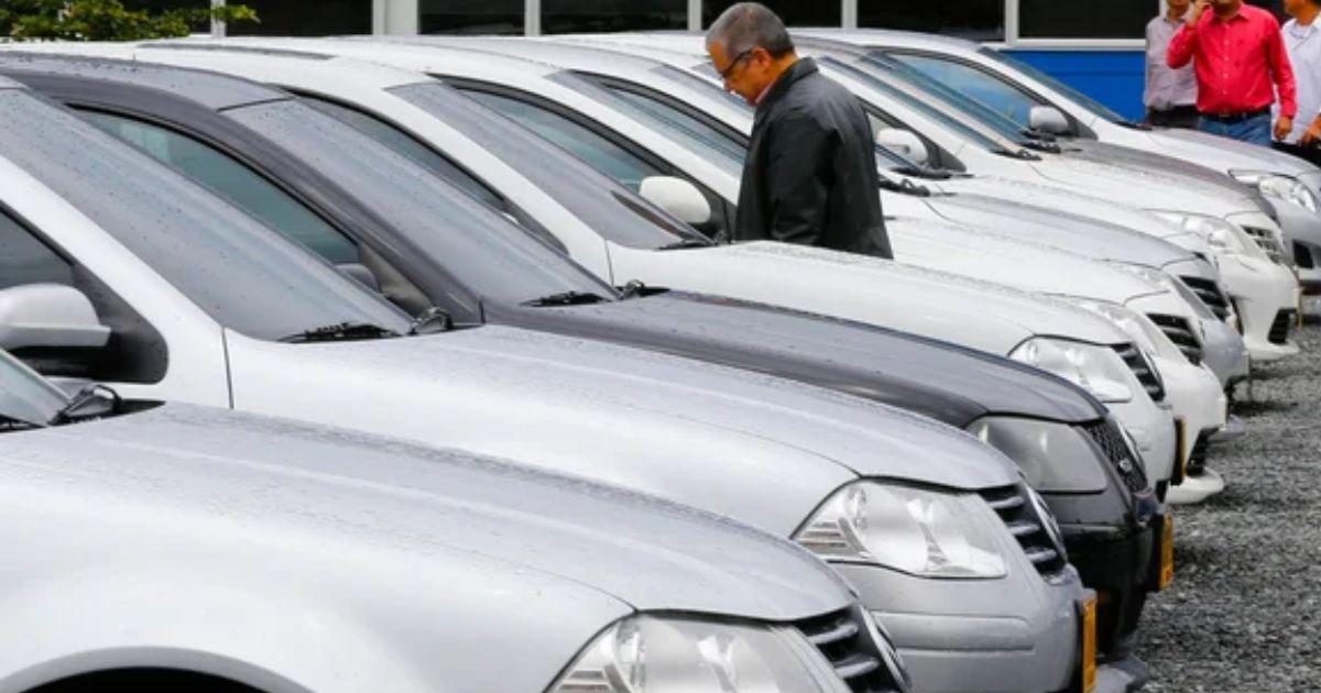 En agosto de 2025 los autos de fabricación nacional tributan un 15-en-porciento- sobre su valuación fiscal mientras que los importados pagan una alícuota del 2-en-porciento-
