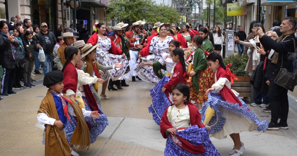 Con un encuentro de danzas se cerroacute el mes aniversario de la ciudad
