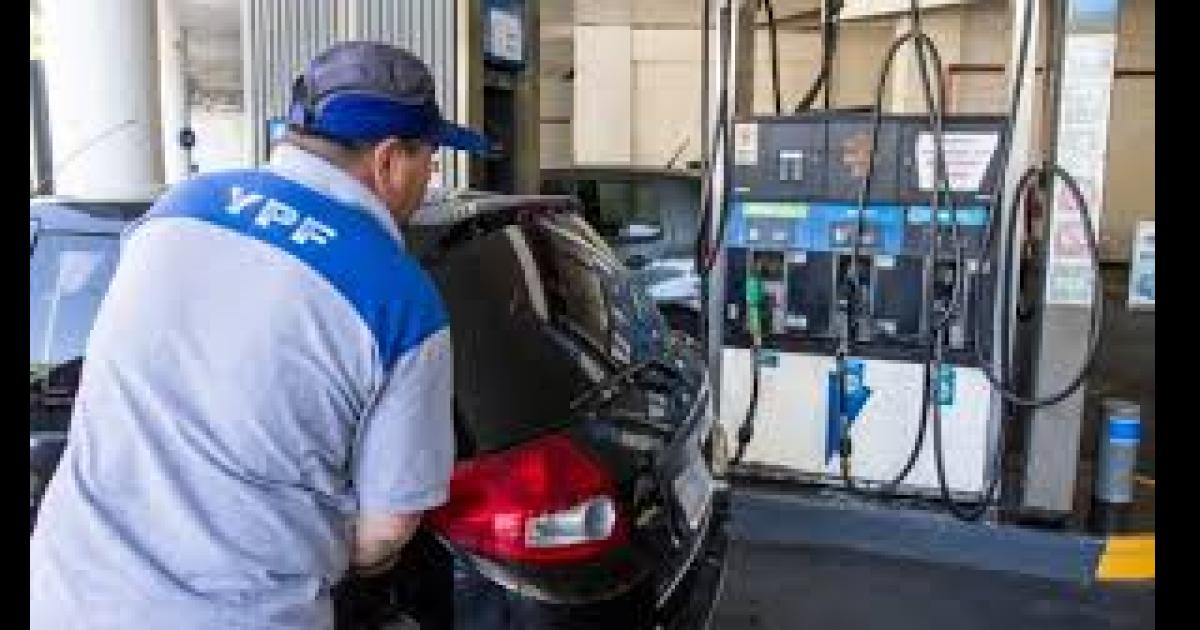 Naftas suben 7 y el gasoil 9 por litro por ajuste impositivo