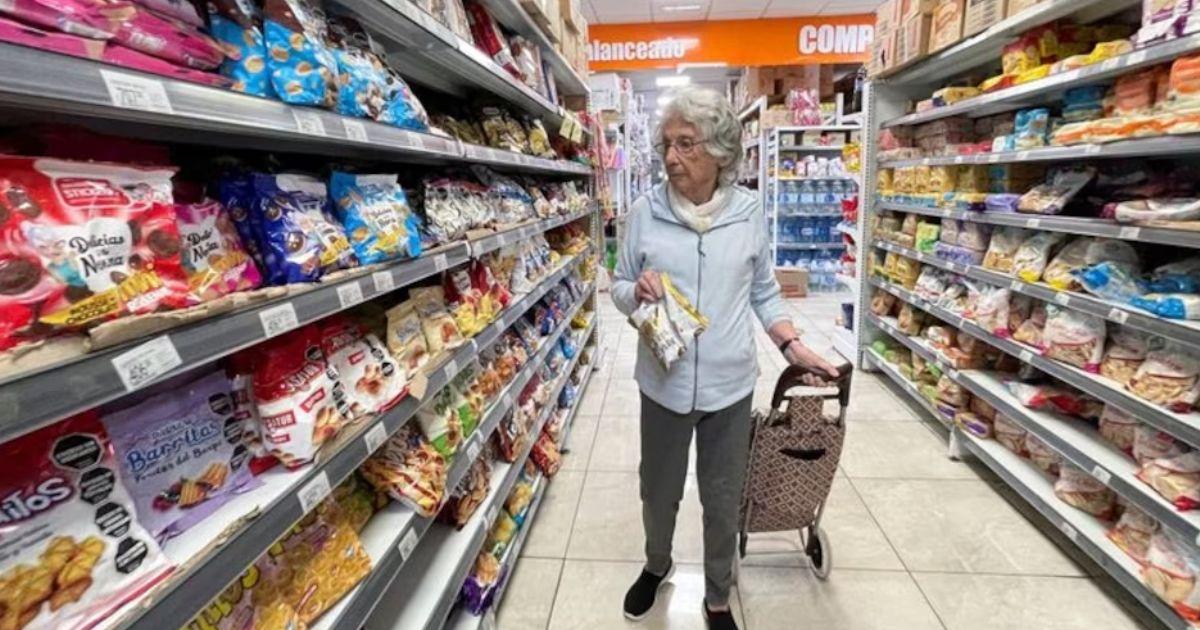 Una jubilada camina en un supermercado en Buenos Aires (REUTERSAgustin Marcaria)