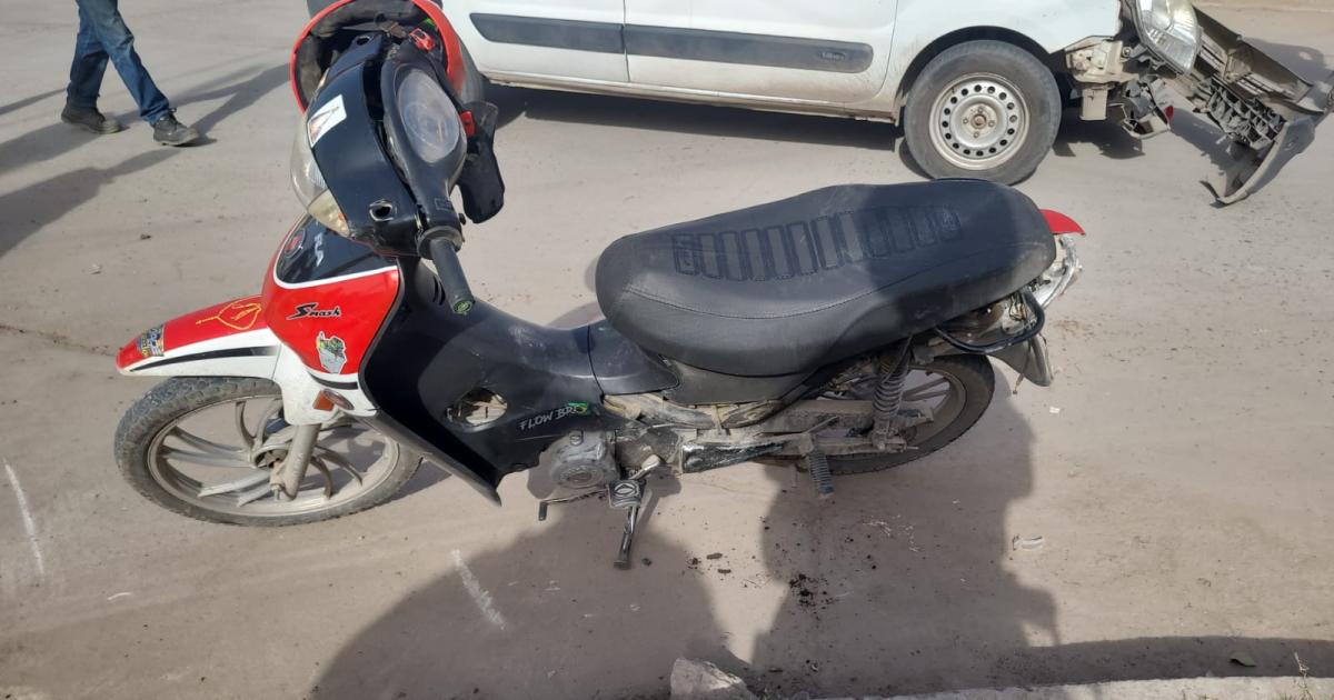 Violento choque entre una moto y una Kangoo en el barrio Borges- un joven fue hospitalizado