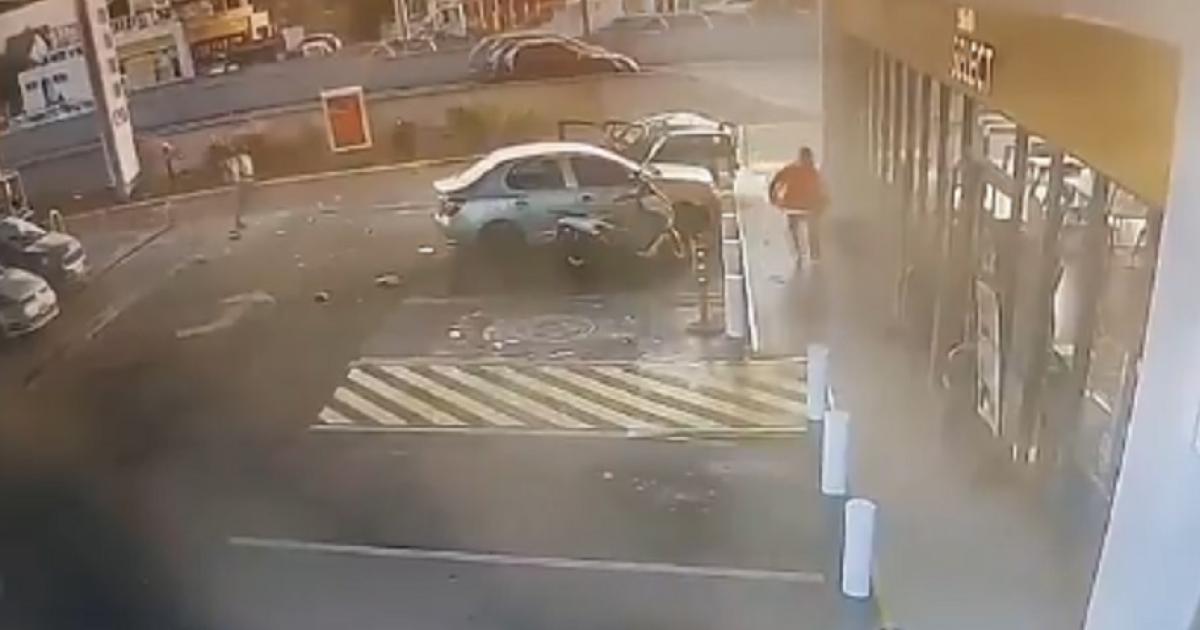 VIDEO- Un conductor ingresoacute a toda velocidad a una estacioacuten de servicio y matoacute a una mujer