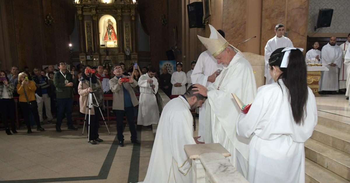 El cardenal Vicente Bokalic ordenó sacerdote a Facundo Gallego en la Catedral Basílica
