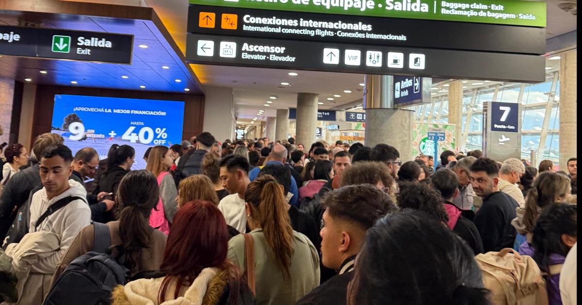Bronca e incertidumbre por los vuelos de Aerolíneas cancelados