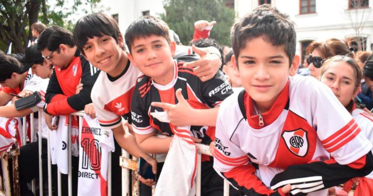 River llegoacute a Santiago del Estero con un multitudinario recibimiento de sus hinchas