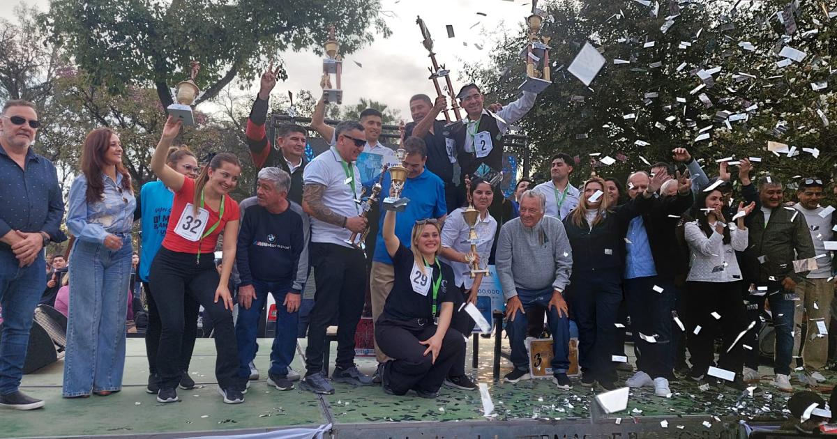 La tradicional Carrera de Mozos y Camareras se realizoacute con total eacutexito