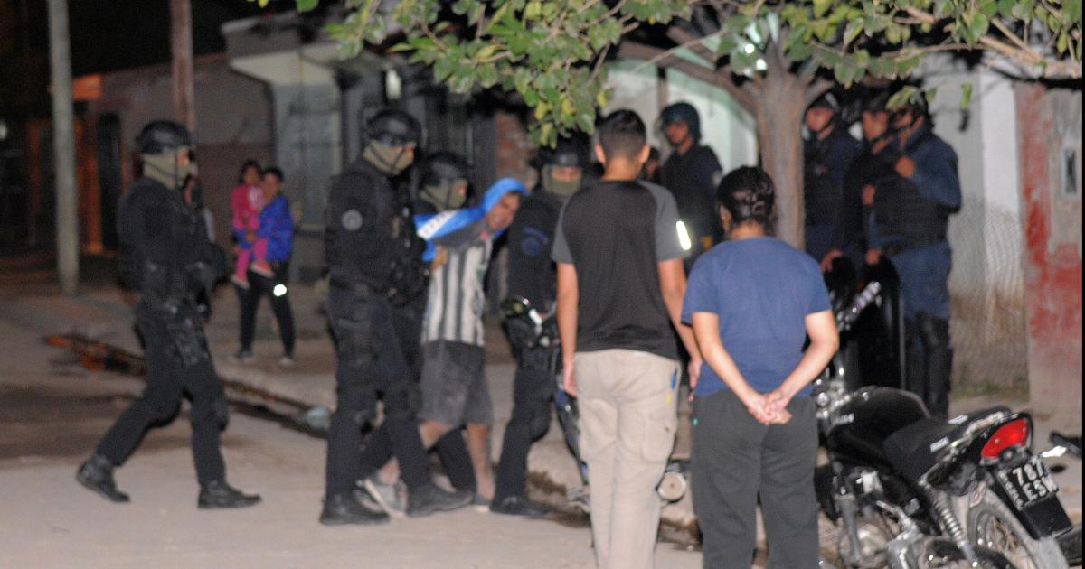 Balacera en el Bdeg Riacuteo Dulce terminoacute con un joven herido de un balazo y detenido