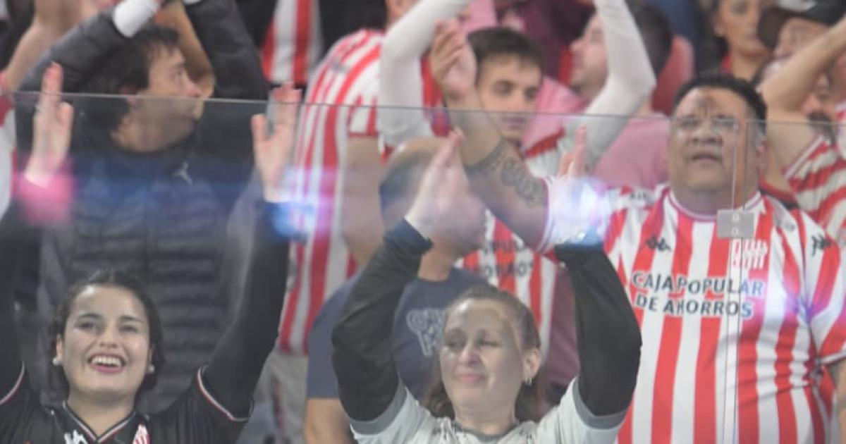 En fotos- el colorido en las tribunas del Madre de Ciudades en el duelo entre River y San Martiacuten (T)