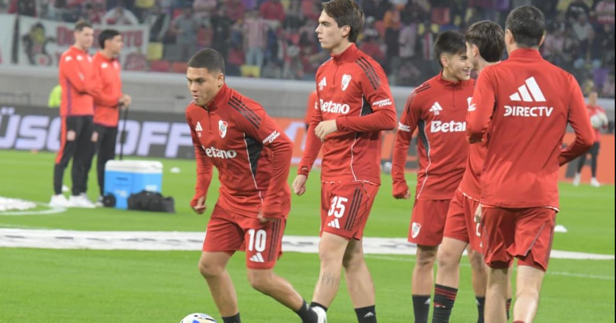 En fotos- el colorido en las tribunas del Madre de Ciudades en el duelo entre River y San Martiacuten (T)
