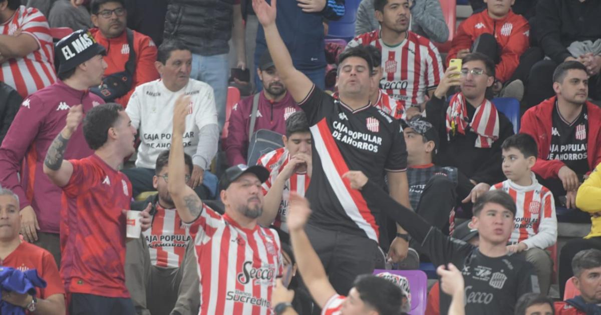 En fotos- el colorido en las tribunas del Madre de Ciudades en el duelo entre River y San Martiacuten (T)