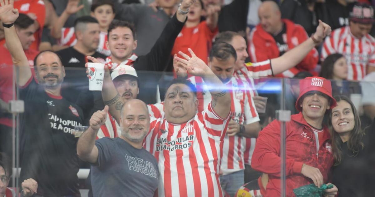 En fotos- el colorido en las tribunas del Madre de Ciudades en el duelo entre River y San Martiacuten (T)