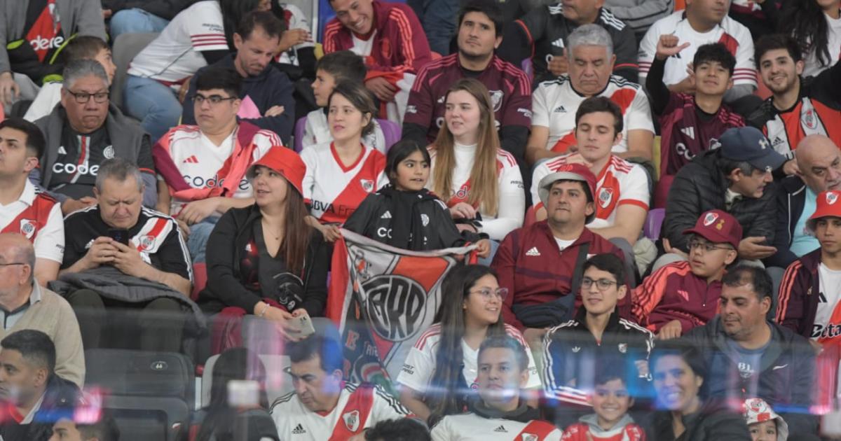 En fotos- el colorido en las tribunas del Madre de Ciudades en el duelo entre River y San Martiacuten (T)