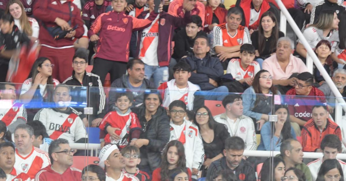 En fotos- el colorido en las tribunas del Madre de Ciudades en el duelo entre River y San Martiacuten (T)