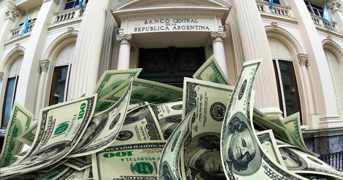 El doacutelar no estaacute en equilibrio y las reservas son negativas advirtioacute Carlos Melconian