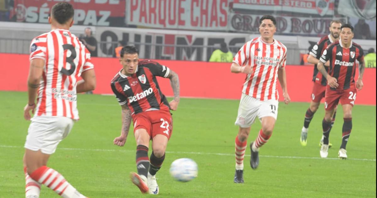 River fue mucho para San Martiacuten de Tucumaacuten y festejoacute en Santiago