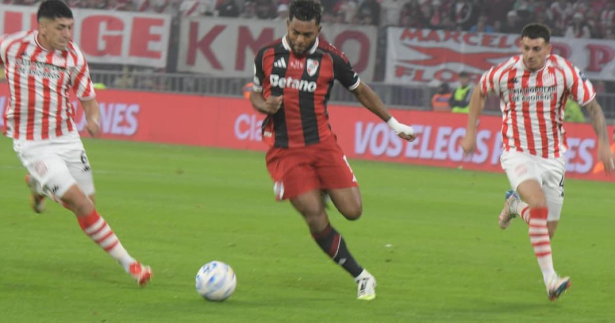 River fue mucho para San Martiacuten de Tucumaacuten y festejoacute en Santiago